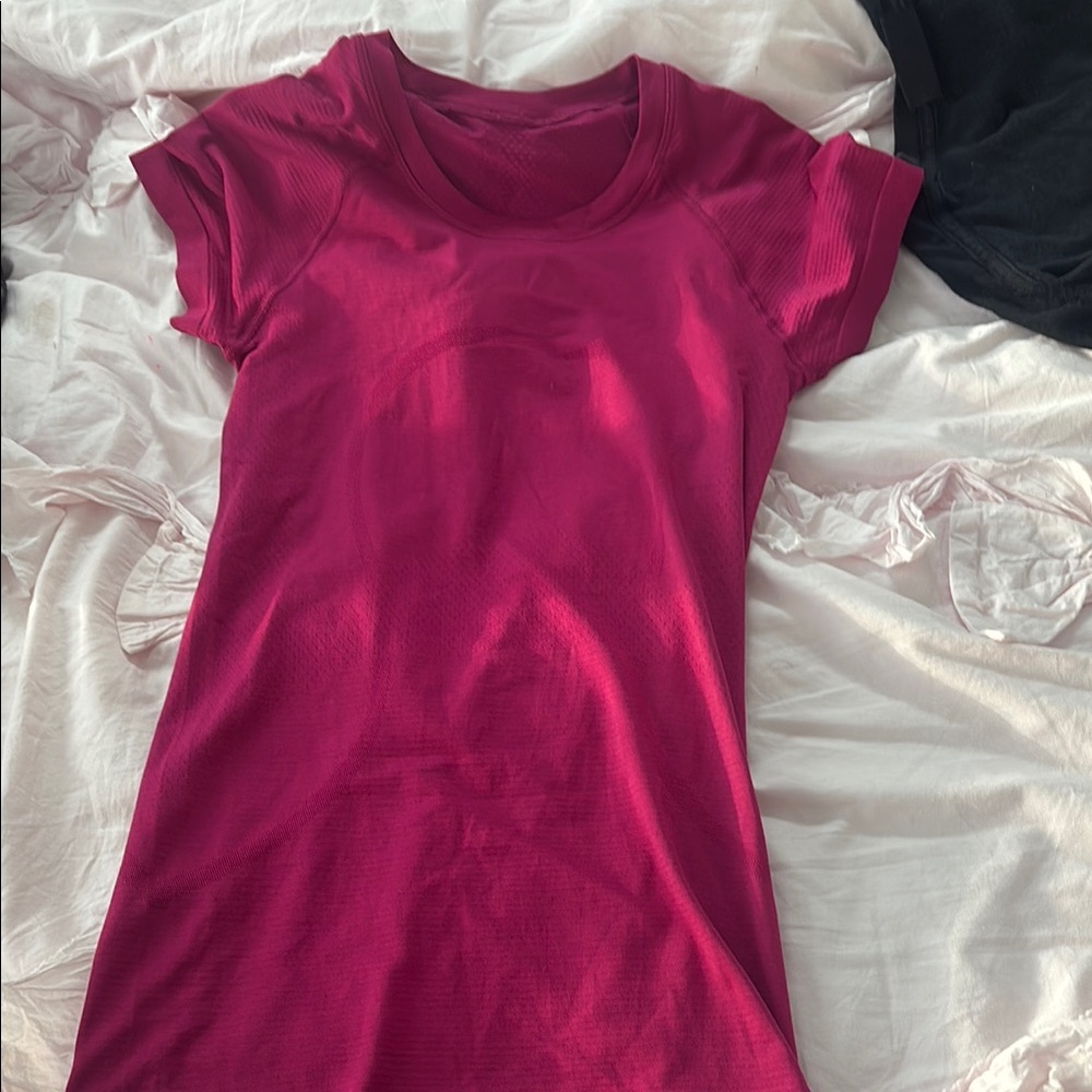 Lululemon swiftly tech short sleeve 2.0 size 4 raspberry color